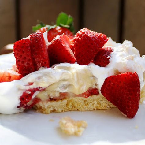 Strawberry Banana Cream Pie Recipe by Kerry J - Key Ingredient Strawberry Banana Pie, Strawberry Cheesecake Lush, Strawberry Tarts Recipe, Lush Cake, Strawberry And Banana, Strawberry Cream Pies, Banana Cream Pie Recipe, Banana Pie, Fresh Strawberry Pie