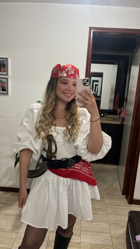 Pirate costume ides with your closet’s clothes. A funny and quick halloween costume 🏴‍☠️ Girl Pirate Costume, Fairy Moodboard, Pirates Dinner, Pirate Girl Costume, Pirate Costume Diy, Quick Halloween Costumes, Girl Pirates, Female Pirate Costume, Pirate Outfit