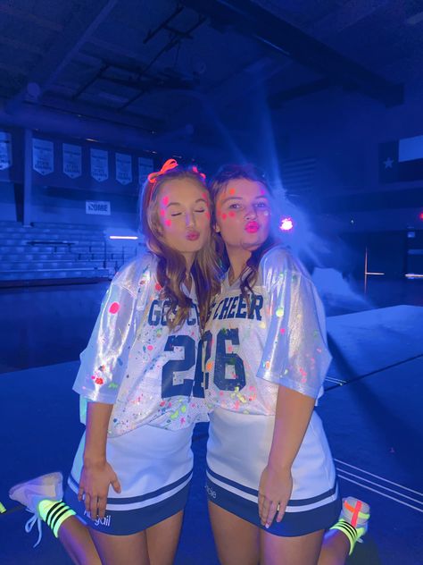 Black Out Pep Rally Outfits, Fiesta Pep Rally, Black Out Pep Rally, Black Light Pep Rally, Hallo Costumes, Spirit Weeks, Senior Things, School Cheer, Cheer Ideas