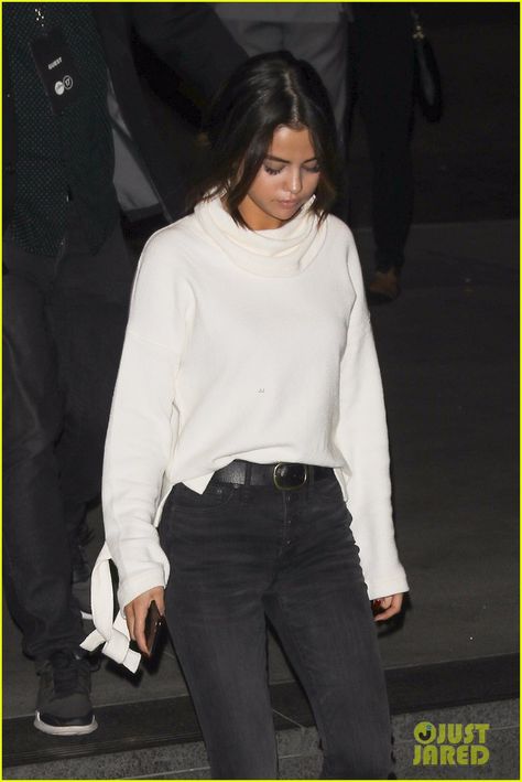 Bieber Selena, Justin Bieber Selena Gomez, Justin Bieber And Selena, Selena Gomez Outfits, Selena Gomez Style, Cuffed Top, Madewell Sweater, White Sweater, Mode Inspiration