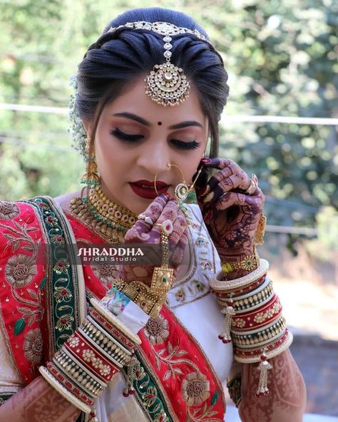 Garba Bride Hairstyle, Best Bridal Hairstyles Indian, Gujarati Bridal Hairstyles, Gujarati Bride Makeup, Bridal Hairstyles Bun Brides, Brid Hair Styles, Muhurtha Hairstyle, Dulhan Hairstyles Indian Bridal, Free Hair Hairstyles For Saree