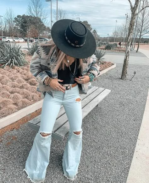 Lainey Wilson Concert, Country Concert Outfit Winter, Boho Western Outfits, Concert Outfit Fall, Concert Outfit Winter, Lainey Wilson, Casual Country Outfits, Country Fits, Western Fits