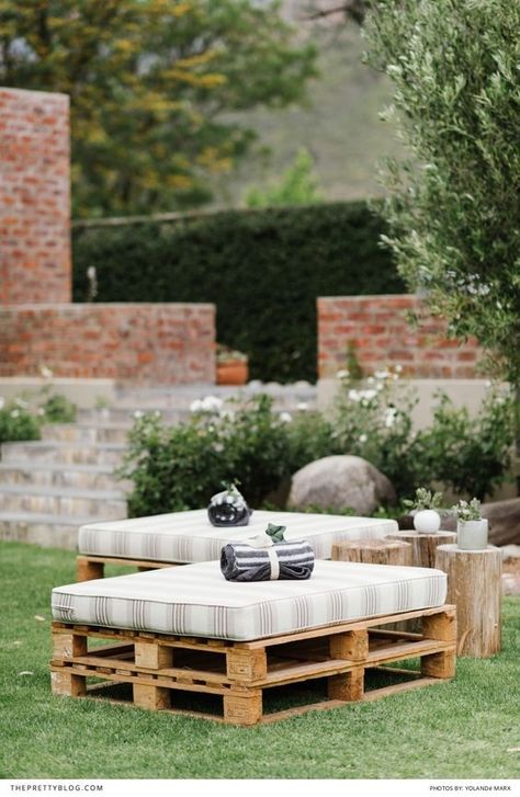 Garden Party Games, Alternative Seating, Party Seating, Pallet Garden Furniture, Wedding Reception Seating, Wedding Backyard Reception, Backyard Reception, Deco Champetre, Seating Ideas