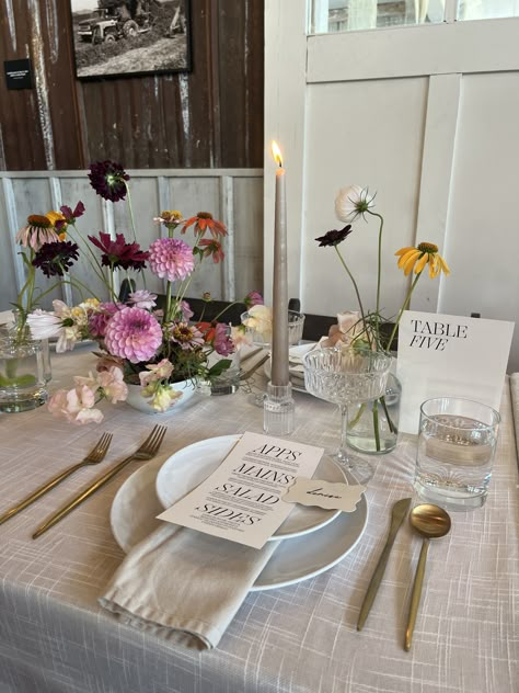 #wedding #weddingdetails #gardenparty #weddinginspo Table Setting Wedding Round, Summer Wedding Round Table Decor, Romantic Table Setting Wedding, Simple Florals Wedding, Scandinavian Wedding Decor, Wedding Indoor Decor, Simple Wedding Table Decor, Summer Wedding Table Decor, Garden Party Wedding Theme