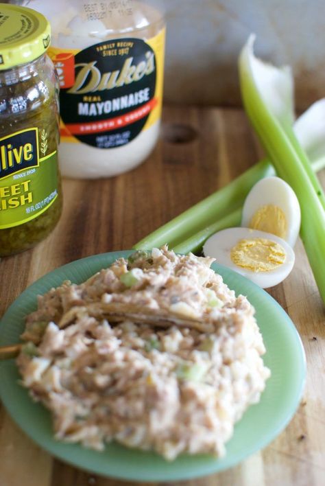 The BEST Classic Tuna Salad Recipe is filled with protein packed tuna and hard boiled eggs. It's the low carb tuna salad your summers need! Southern Tuna Salad Recipe, Egg Salad Recipe With Relish, Classic Tuna Salad Recipe, Tuna Salad Recipe Easy, Tuna Egg Salad, Tuna Fish Sandwich, Sandwich Egg, Easy Tuna Salad, Best Tuna Salad Recipe