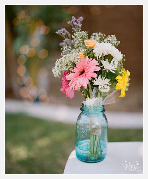 colorful spring flower bouquet in blue mason jar, Gaby J Photography Diy Wedding Flowers Bouquet, Mason Jar Flower Arrangements, Spring Mason Jar, Garden Wedding Bouquet, Spring Flower Bouquet, Diy Backyard Wedding, Spring Wedding Bouquets, Wedding Backyard Reception, Blue Mason Jars