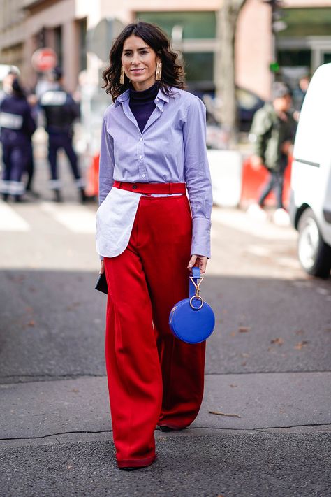 Red   Lavender - A pastel shade like lilac instantly softens a vibrant hue like fire engine red. Clean lines will give this daring combo an effortless effect (as Susan Marasco explained) such as a fitted red knit and sleek pair of lavender trousers. Lavender Outfit, Color Combinations For Clothes, Paris Fashion Week Street Style, Spring Street Style, Red Pants, Red Outfit, Fall Winter Outfits, Look Chic, Business Fashion