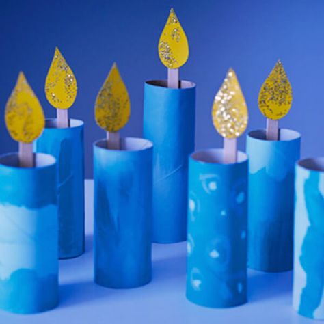 It's time to celebrate with dreidels and menorahs - with our list of fun and colorful Hanukkah crafts for kids and the kid at heart! Hanukkah Crafts For Kids, Hannukah Crafts, Hanukkah For Kids, Jul Diy, Săpunuri Handmade, Hanukkah Crafts, Diy Suncatchers, Preschool Christmas Crafts, Seni Dan Kraf