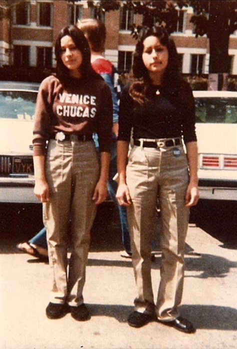 las cholas http://www.cholonation.com 1980s Latina Fashion, 1970s Latina Fashion, Look Hip Hop, Chola Girl, Chola Style, Gang Culture, Chicana Style, Zoot Suit, Brown Pride