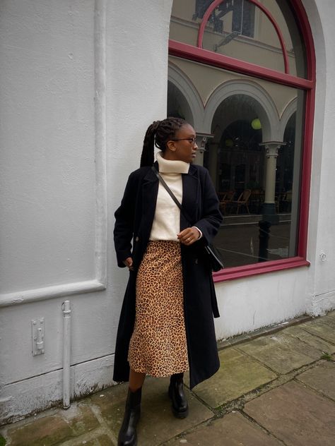 Minimal Modest Autumn Outfit Chunky Boots ans Slip Skirt Modest Cold Weather Outfits, Slip Skirt Outfit, Church Outfit Winter, Summer Thrift, Modest Fall Outfits, Modest Winter Outfits, Meeting Outfit, Cute Modest Outfits, Winter Skirt Outfit