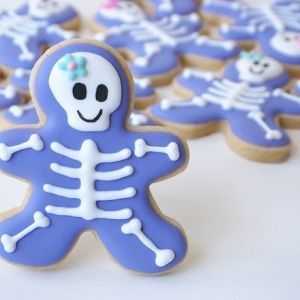 Skeleton Cookies, Halloween Sugar Cookies Decorated, Dessert Halloween, Halloween Cookies Decorated, Halloween Sugar Cookies, Ghost Cookies, Royal Icing Recipe, Halloween Baking, Sugar Cookie Designs