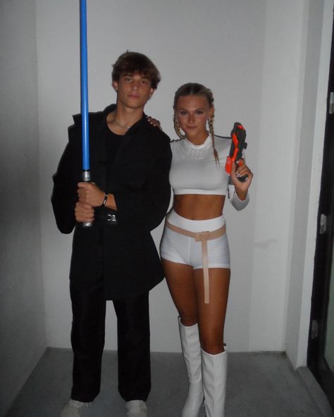 Couple Halloween Costumes Anakin And Padme, Halloween Anakin And Padme, Halloween Outfit For Couples, Cupless Costumes, Couples Costumes Padme And Anakin, Padme Costume And Anakin, Padme's Hairstyles, Anikan And Padme Costume Halloween, Padded And Anakin Costume