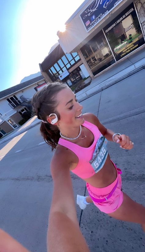 Cute Running Outfit, Half Marathon Training Plan, Workout Inspo, Marathon Training Plan, Endurance Workout, Cute Workout Outfits, Cute Gym Outfits, Runner Girl, Running Inspiration