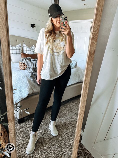 Oversize Shirt And Leggings Outfit, Leggings And Tee Outfit, Styling Oversized Tshirt With Leggings, Big Tshirt Leggings Outfit, Oversized T Shirt With Leggings, Oversized Tee And Leggings, Leggings Graphic Tee Outfit, How To Wear Oversized Tshirt With Jeans, Oversized Tshirt And Leggings