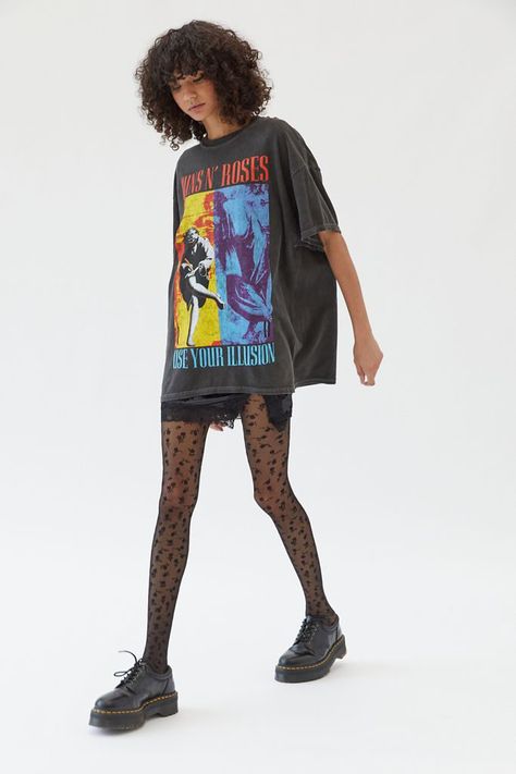 Graphic Tee Festival Outfit, Slip Dress Band Tee Outfit, 90s Band Tees Outfit, Rock Tshirt Outfit Women, Oversized Shirt And Tights Outfit, Band Tee Concert Outfits, Oversized Band Tshirt Outfit, Styling Tshirt Dress, Rock Band Tee Outfits