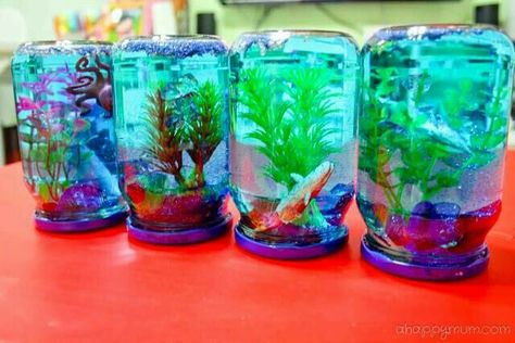 DIY aquarium Diy Snow, Diy Snow Globe, Mason Jar Crafts, Glass Vases, Jar Crafts, Kid Crafts, Summer Crafts, Snow Globe, Cute Crafts