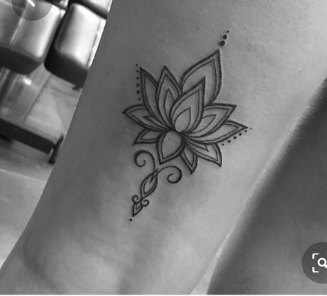 Lotus Flower Tattoo Wrist, Mandala Tattoos For Women, Mandala Wrist Tattoo, Lotusblume Tattoo, Small Mandala Tattoo, Mandela Tattoo, Small Lotus Tattoo, Lotus Mandala Tattoo, Lotus Tattoo Design