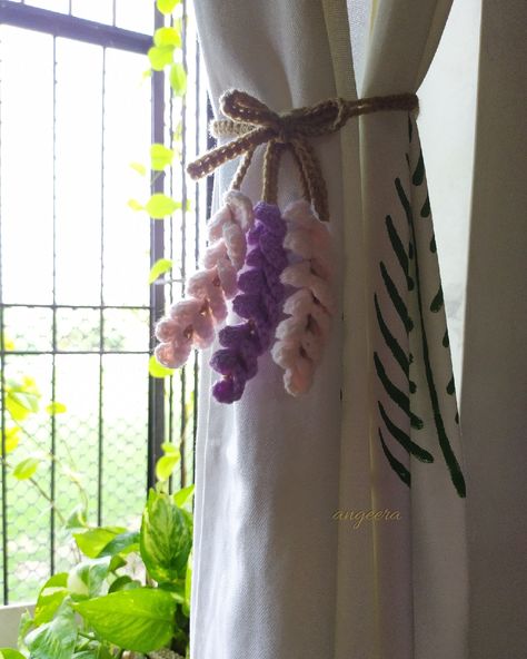 Curtain Holder Crochet, Crochet Curtain Holder, Knitting Gifts, Curtain Tie Back Hooks, Curtain Holder, Flower Gift Ideas, Crochet Curtains, Crochet Things, Crochet Inspo