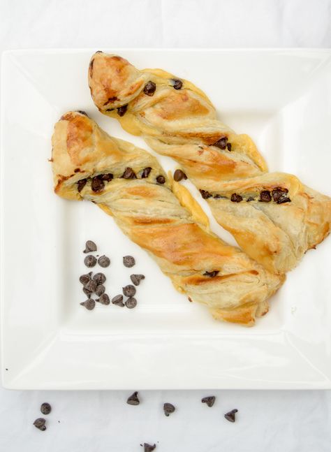 Chocolate torsades are flaky pastries filled with creamy vanilla custard and chocolate chips. Puff Pastry Chocolate Chips, Chocolate Danish Pastry, Chocolate Puff Pastry Twists, Chocolate Twist Pastry, Chocolate Torsades, Puff Pastry Chocolate, Puff Pastry Treats, Classic Puff Pastry, Pastry Twists