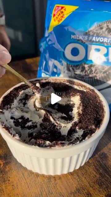 Calvin Kang | cooklikeimbook ✌🏻 on Instagram: "Oreo Tiramisu~ Incoming “thats not tiramisu” comments 
 
1 Servings in a bowl and you probably could share it. Its a lot.  
387 Calories l 38g Protein l 7g Fat l 44g Carbs

I used 3 regular Oreos in my video because my store ran out of Thins but the macros are listed for Oreo Things.  

INGREDIENTS: 

Yogurt Mascarpone:
250g Greek yogurt 
7g Sugar free cheesecake jello 
15g or half of a scoop Vanilla protein powder (I used Legion. Legions protein powder is lactose free!)  3 Oreo Thins (halved) 3 Oreo cookie thalved(without the cream)

Layers:
Oreo- Dunk it in yourmilk 
Layer with yogurt 
Other half of Oreo- dunk it it in your milk 
Layer with yogurt Oreo Crumbles  
#oreo #gym #cookiesandcream #milk #cookies #tiramisu #fitness #health #dessert Oreo Yogurt, Cheesecake Jello, Oreo Tiramisu, Greek Yogurt Dessert, Oreo Dessert Recipes, Oreo Thins, Yogurt Dessert, Sugar Free Cheesecake, Yogurt Parfait