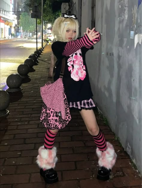 Emo Gyaru, Kawaii Outfit Ideas, Estilo Harajuku, Emoji Party, Scene Outfits, Choppy Bob, Choppy Bob Hairstyles, Gyaru Fashion, J Fashion