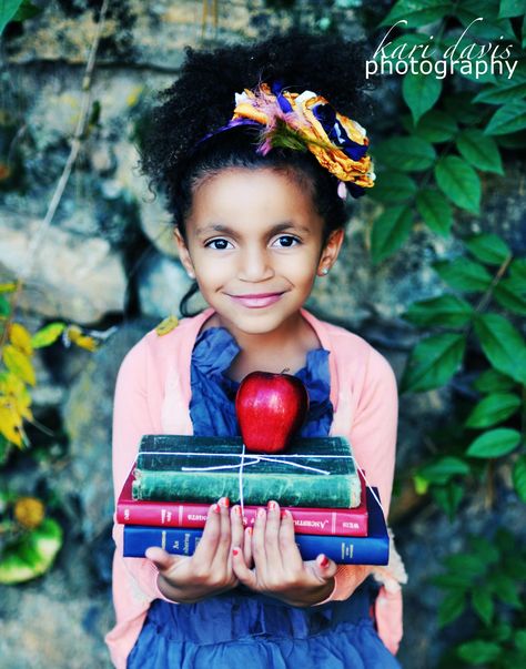 ... rock wall, old books, twine and an apple! DIY back to school props Back To School Props, School Props, Kindergarten Graduation Pictures, Kindergarten Photos, First Day Of School Pictures, Back To School Ideas, Back To School Pictures, Photography Mini Sessions, Diy Back To School