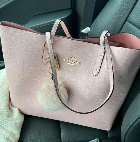 Designer Handbags Aesthetic, Handbags Aesthetic, School Purse, Uni Bag, Bags For Ladies, Trendy Purses, My Style Bags, Luxury Bags Collection, Dr Shoes