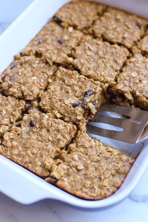 Looking for a delicious and healthy breakfast option? Look no further than this tasty Banana Baked Oatmeal recipe! Made with ripe bananas, oats, peanut butter and a handful of other simple ingredients, this freezer-friendly dish is the perfect way to start your day. Oats Peanut Butter, Freezer Smoothie Packs, Thriving Home, Baked Oatmeal Recipe, Banana Baked Oatmeal, Banana Oat Pancakes, Baked Oatmeal Recipes, Peanut Butter Roll, Freezer Breakfast