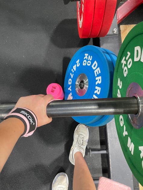 Weight Lift Aesthetic, Pink Weightlifting Aesthetic, Running Pink Aesthetic, Bright Workout Aesthetic, Weightlifting Women Aesthetic, Work Out Asthetics Photos, Lifting Weights Aesthetic, Gym Teacher Aesthetic, Weight Lifting Women Aesthetic