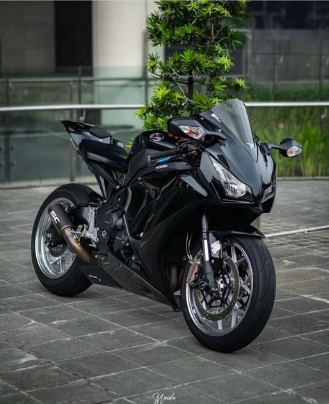 Honda Sport Bikes, Honda Fireblade, Girl Riding Motorcycle, R15 V3, Black Honda, Biker Couple, Honda Cbr 1000rr, Bike Bmw, Cbr 1000rr