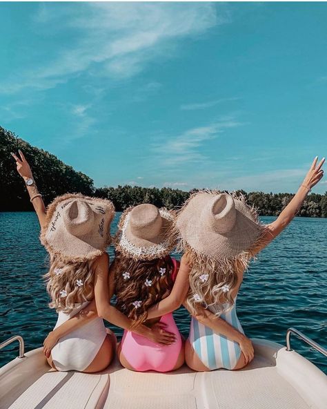 Boat Photoshoot, Ideas Para Fotos, Pool Poses, To Have, Boat Party, Foto Poses, Instagram Girls, Beach Photoshoot, Friend Photoshoot