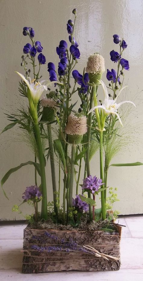 Unusual Flower Arrangements, Vegetative Floral Design, Tools Tattoo, Gardener Aesthetic, Garden Aesthetics, Wallpaper Garden, Floristry Design, Sustainable Flowers, Table Flower Arrangements