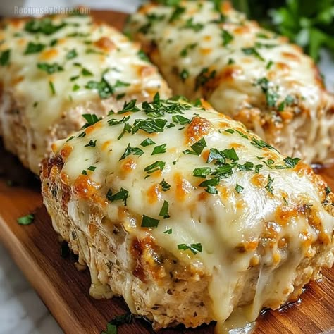 Garlic Parmesan Chicken Meatloaf - Cheesy Comfort Food - Recipes By Clare Chicken Parm Meatloaf, Keto Ground Chicken Recipes, Chicken Meatloaf Recipes, Chicken Parmesan Meatloaf, Chicken Meatloaf Recipe, Chicken Dinner Recipes Healthy, Chicken Loaf, Good Dinners, Chicken Breast With Bacon