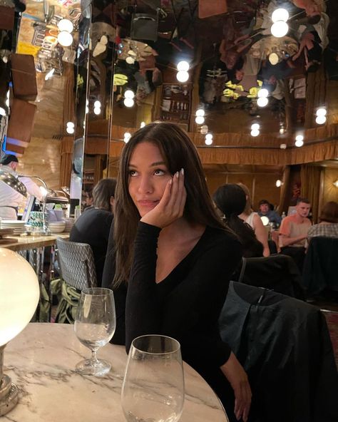 Restaurant Poses Instagram Night, Dinner Poses, Restaurant Poses, Dinner Pics, Table For 2, Restaurant Pictures, Dinner Restaurants, Table For Two, Insta Poses