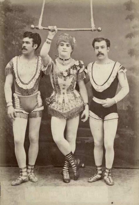 3 High flying circus acrobats pose for a picture in costume in Germany in 1884. One is dressed as a woman and would pretend to be one during the performance showing surprising strength. Vintage Circus Photos, Victorian Circus, Cirque Vintage, Old Circus, Circus Vintage, Circus Aesthetic, Under The Big Top, Trapeze Artist, Circus Sideshow