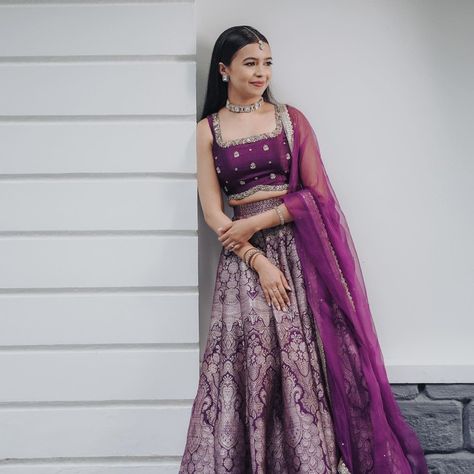 Blouse On Lehenga Design, Outfits From Banarasi Saree, Engagement Look For Bride Sister, Silk Saree Lehenga Designs, Purple Lehenga Color Combos, Lengha Choli Modern Wedding, Gujarati Bridal Lehenga, Reception Outfit For Bride Sister, Purple Lengha