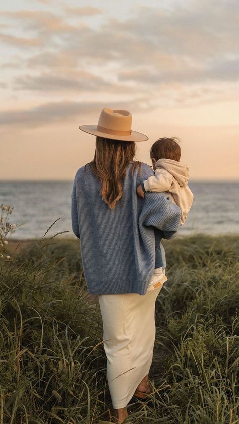 Family Lifestyle Photos, Outdoor Baby Photoshoot, Beach Photoshoot Family, Hilarious Dogs, Mother Baby Photography, Inspiration Photoshoot, Family Photoshoot Outfits, Family Beach Pictures, Baby Shoot