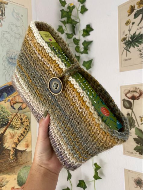 Diy Crochet Book Sleeve, Books Sleeve Crochet, Crochet A Book Sleeve, Crochet Projects For Book Lovers, Booksleeves Tutorial Crochet, Crochet Book Carrier, Book Sleeve Knitting Pattern, Crochet Book Holder Free Pattern, Book Sleeve Aesthetic