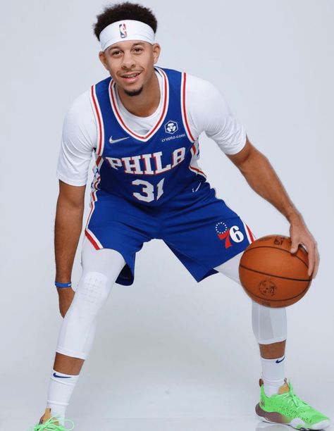 Seth Curry Wallpaper, Dell Curry, Seth Curry, Curry Pictures, Curry Wallpaper, Nba Stephen Curry, Tech Women, Nationals Baseball, Rap Wallpaper