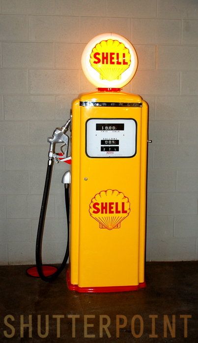 vintage gas pumps Shell Oil Company, Shell Gas Station, Old Gas Pumps, Vintage Gas Pumps, Pompe A Essence, Station Service, Old Garage, Old Gas Stations, Gas Pump