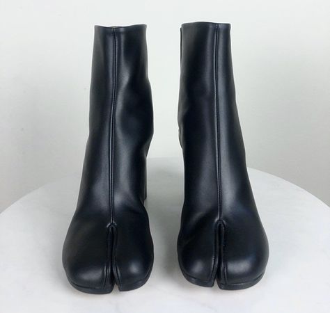 Maison Margiela Black Tabi Boot Picnic Cafe, Tabi Boots, Bee Birthday, Summer Lookbook, Martin Margiela, Rubber Rain Boots, Me Too Shoes, Rain Boots, Black Boots