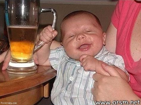 Now that's a happy baby. Drunk Baby, Funny Family Photos, Photo Fails, Beer Humor, Family Humor, Top Funny, Baby Gif, Funny Fails, Drinking Beer