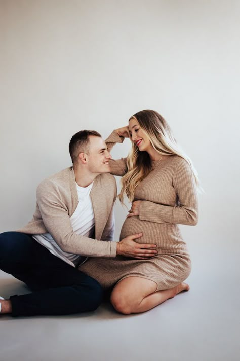 Spring Maternity Photos, Indoor Maternity Photos, Vom Avea Un Copil, Home Maternity Photography, Studio Maternity Shoot, Maternity Studio Photoshoot, Studio Maternity Photos, Maternity Photography Poses Outdoors, Shooting Couple