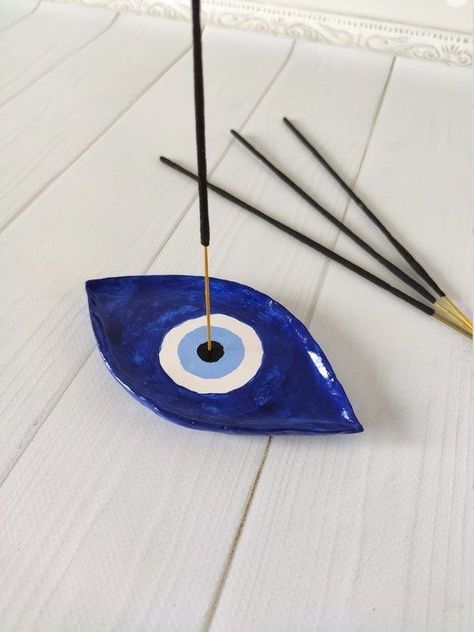 Evil Eye Incense Holder, Air Dry Clay Ideas Sculpture, Cool Things To Make With Clay, Things To Make Out Of Air Dry Clay, Cool Clay Ideas, Air Dry Clay Incense Holder, Air Dry Clay Decor, Pottery Incense Holder, Evil Eye Clay