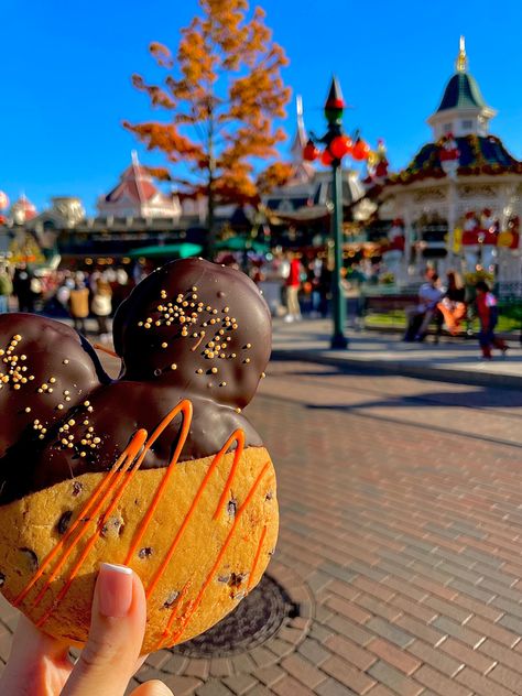 Disneyland In October Aesthetic, Fall At Disneyland, Disneyland Paris October, Disneyland Thanksgiving, Disney World Fall, Disneyland Paris Halloween, Disney October, Disneyland October, Seasons Aesthetic