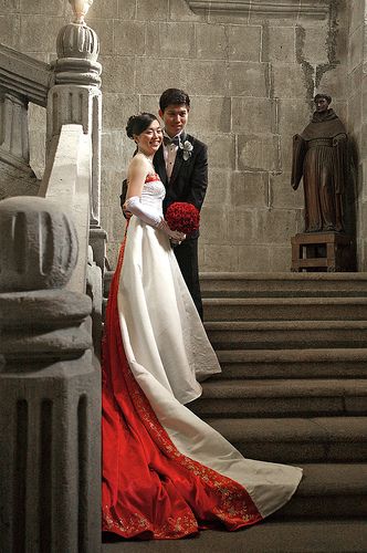 East meets West modern #chinese #wedding dress! The red train is gorgeous! Red Chinese Wedding Dress, Wedding Dress Red, Modern Chinese Wedding, Malaysia Wedding, Global Wedding, Women Marriage, Chinese Wedding Dress, Chinese Dresses, Chinese Fashion