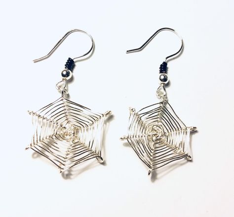 Tiny Spiders, Jewelry Halloween, Earrings Halloween, Bar Stud Earrings, Handmade Wire Jewelry, Halloween Earrings, Halloween Jewelry, Silver Bead, Wire Earrings