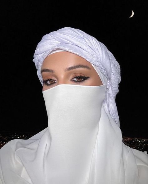 Dina Saeva on Instagram: "Look at me Habibi 🌙✨" Look At Me Habibi, Arabic Woman, White Hijab, Foto Cewek Hijab Aesthetic, Arabic Clothing, Leather Outfits Women, Leather Outfits, Muslim Fashion Hijab Outfits, Hijab Aesthetic