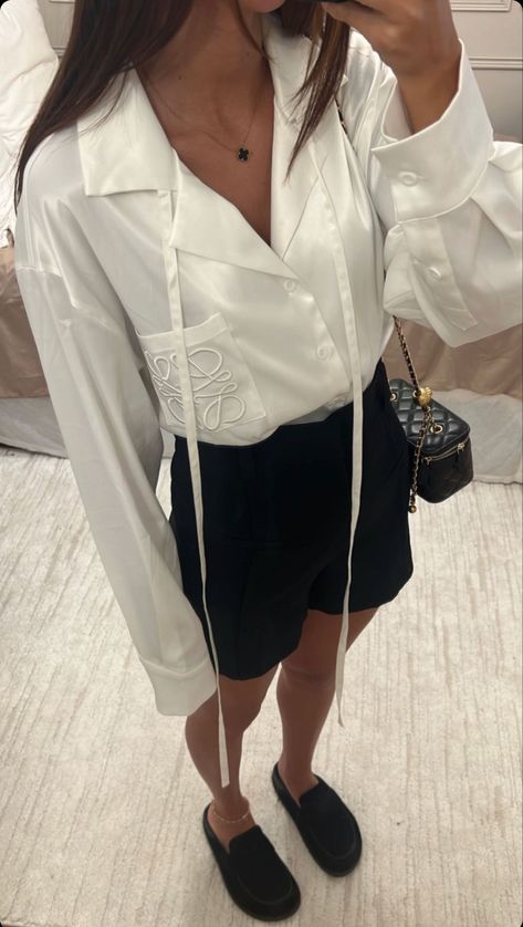 Silk White Shirt, Street Style Comfy, Loewe Shirt, Casual School Outfit, Outfit Basics, Silk Shirt Outfit, Basics Outfit, Black Linen Shorts, White Shirt Outfit