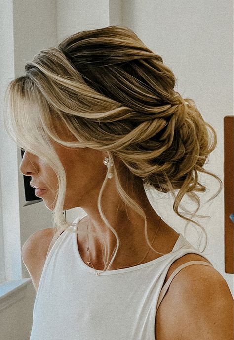 Bridesmaid Updo Hairstyles Brunette, Updos For Round Faces Wedding, Wedding Up Dos For Medium Hair, Color Hair Styles, Bride Hairstyles Updo, Bridemaids Hairstyles, Wedding Hair Up, Beauty Hair Color, Guest Hair